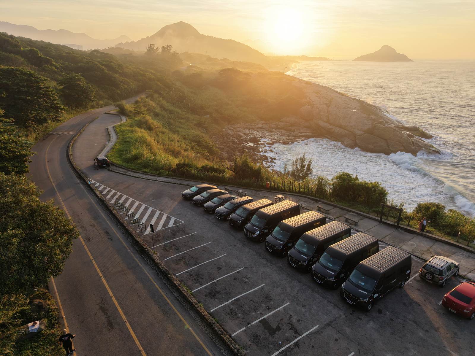 Frota completa da TRANSVIPCAR com sedans executivos, vans e veículos blindados alinhados